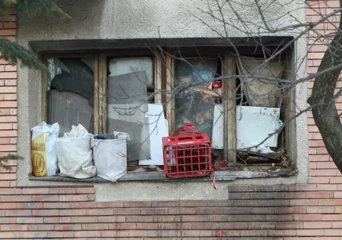 Locatarii dintr-un bloc din zona Aviaţiei din Capitală se plâng că un vecin adună toate mizeriile în casă: "Apartamentul lui a devenit groapă de gunoi"