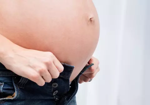 O ambulanţă a luat foc în timp ce transporta o gravidă la spital