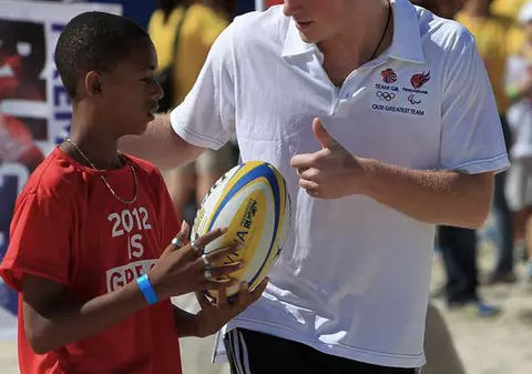 Prinţul Harry s-a distrat jucând rugby şi volei în Brazilia 