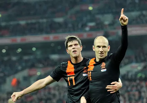 VIDEO | Accidentare cumplită pentru Huntelaar în partida cu Anglia