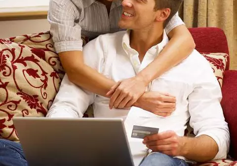 Românii ”se decid” pe internet când fac cumpărături!