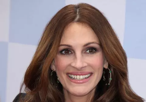 Julia Roberts: ”Nu mă uit în oglindă decât când mă spăl pe dinți”