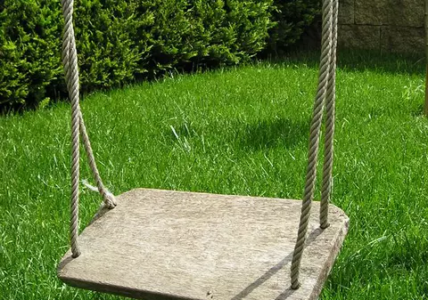 Două fetițe din Timișoara au ajuns de urgență la spital, după ce un leagăn s-a rupt