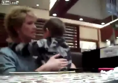 Incredibil! Ea este mama anului! Uite cum îşi linişteşte copilul la un cutremur de 9, în Japonia | VIDEO