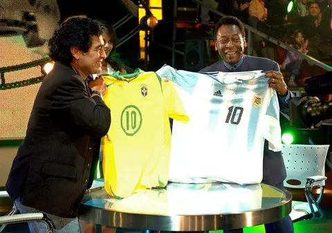 Maradona: ”Pele, Beethovenul fotbalului? Poate a mâncat ceva stricat, să schimbe pastilele”