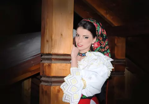 Maria Luiza Mih îşi apretează cămaşa cu fixativ