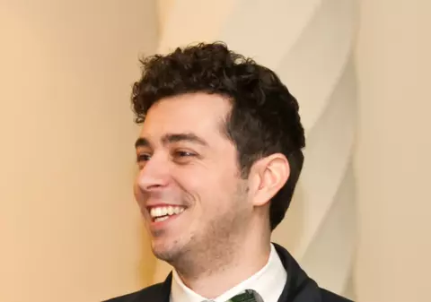 Ai mai văzut așa ceva?! Moga poartă papion făcut dintr-o cutie de bere!