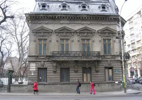 Atenţie! Cad monumentele din Bucureşti! | FOTO