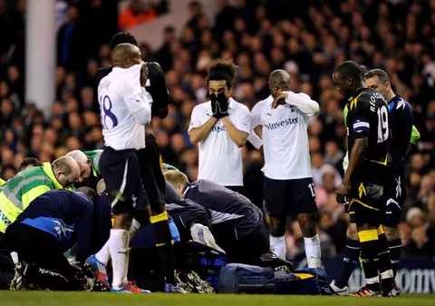 Un jucător s-a prăbuşit pe teren fără suflare, în timpul meciului Tottenham-Bolton. Şase medici au încercat timp de zece minute să îl resusciteze | IMAGINI DRAMATICE