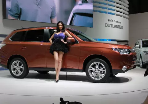 Nicoleta Luciu şi-a etalat silicoanele la Salonul Auto de la Geneva!