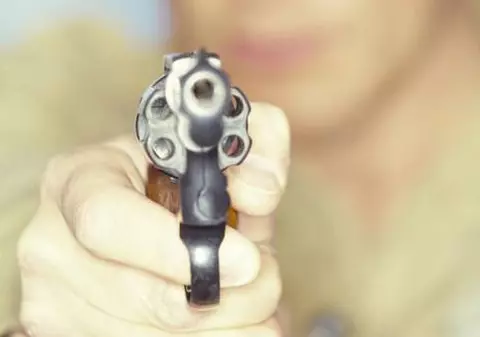 Incredibil! Un bărbat a găsit un pistol în cutia poștală