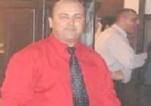 Un poliţist e cel mai înfocat stelist din Constanţa. Şi-a vopsit casa în roşu şi albastru! | FOTO