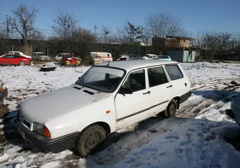 Aici este cimitirul ”dormitoarelor” pe roţi!