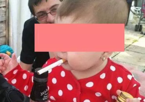 Imagine şocantă pe internet! Un copil mic, cu ţigara în gură