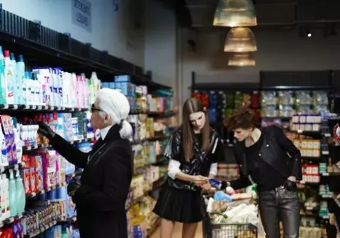Aşa premieră mai rar! Karl Lagerfeld a aşteptat 78 de ani pentru a intra într-un supermarket!