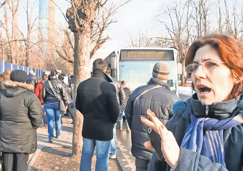 Pe traseul autobuzului 102, călătorii trebuie să valideze cardul de două ori: "E hoţie pe faţă!"