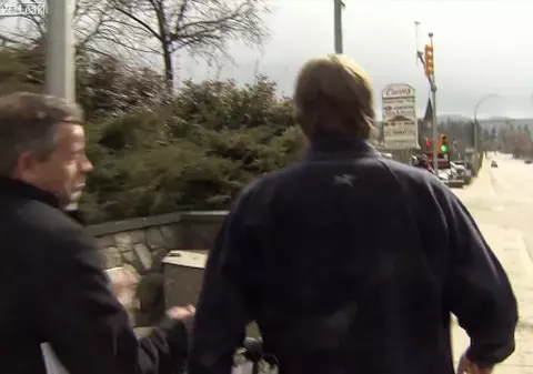 Lovitură în plină figură! Asta păteşte un reporter care vrea o ştire | VIDEO 