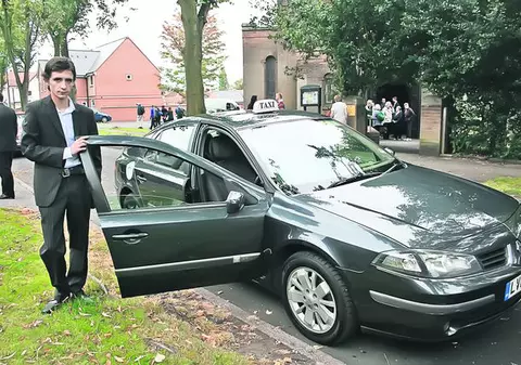 Cristian Mărgărit, un oltean din Târgu Jiu, e plătit pentru curse mai puţin obişnuite în Nottingham, Anglia: «Sunt taximetristul unor puşti arestaţi la domiciliu»