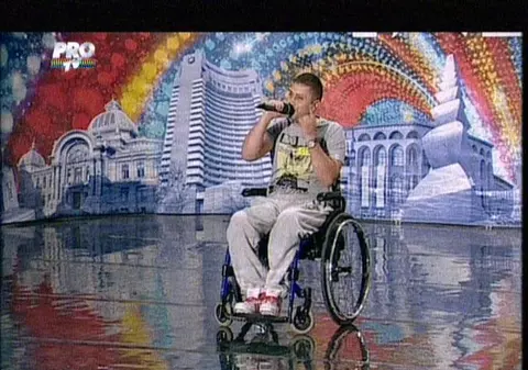 Un tânăr în scaunul cu rotile i-a înmuiat pe membrii juriului și a ridicat publicul în picioare la "Românii au talent"