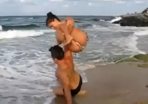 SUPERMAN! Uite ce face un rus cu iubita lui! | VIDEO