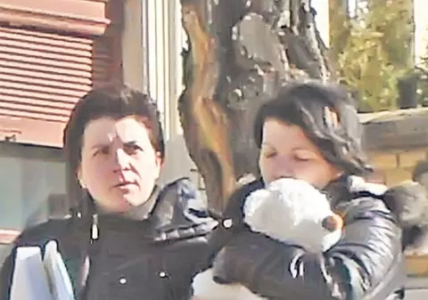 Mama micuţei de trei ani înecată în lacul Tarniţa a plâns ore în şir peste sicriul fetiţei