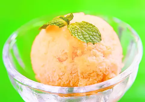 Siropul de glucoză-fructoză, duşmanul din sucuri şi îngheţată