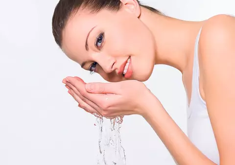 Cele mai bune dezinfectante pentru ochi: apa şi săpunul