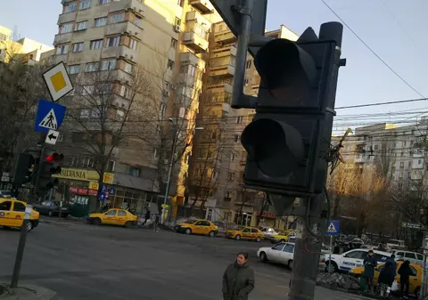 Iată intersecţia cu semafoarele sparte! | FOTO