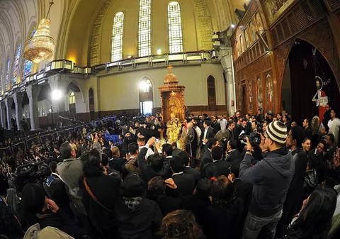 S-au omorât în picioare să-l vadă pe Patriarhului Shenouda al-III-lea, mort în jilț. Trei oameni au murit și 52 au fost răniți