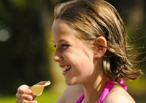 ANPC: În toate unităţile şcolare verificate în Capitală se vindeau alimente nerecomandate elevilor