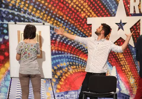 Smiley şi Pavel Bartoş, modele pentru doi caricaturişti de la “Românii au talent”