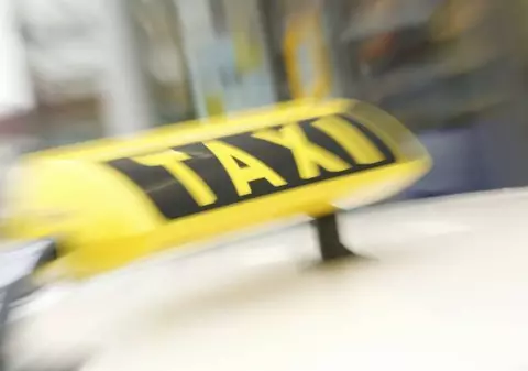Taximetriştii protestează în Piaţa Constituţiei