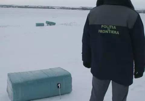 La graniţa cu Republica Moldova, traficanţii cară ţigările cu sania