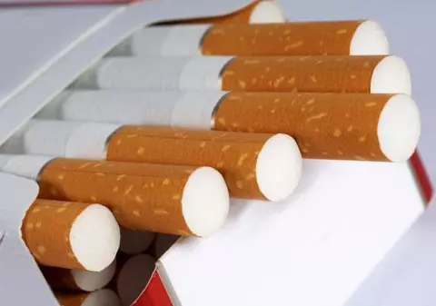 Pachete de ţigări ascunse în pungi de pufuleţi  