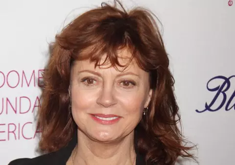 Şi-a făcut operaţii estetice şi şi-a tras un iubit mai tânăr cu 31 de ani ca ea. Iată cum arată actriţa Susan Sarandon la 65 de ani!