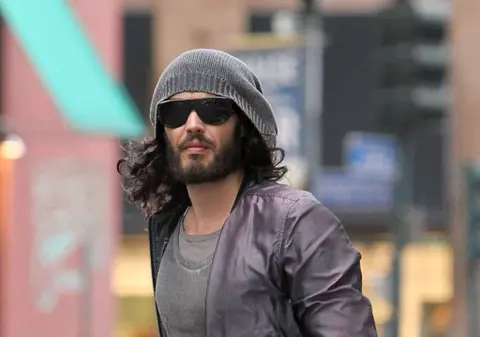 Russell Brand, fostul soţ al lui Katy Perry s-a predat poliției! El era urmărit pentru agresarea unui fotograf