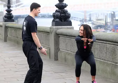 Una dintre cele mai bogate domnişoare de pe planetă îşi întreţine silueta făcând exerciţii în aer liber! FOTO