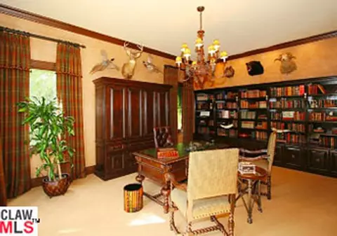 Britney Spears îşi vinde vila din Beverly Hills cu 4 milioane de dolari mai puţin decât a dat pe ea! Iată cum arată proprietatea! FOTO