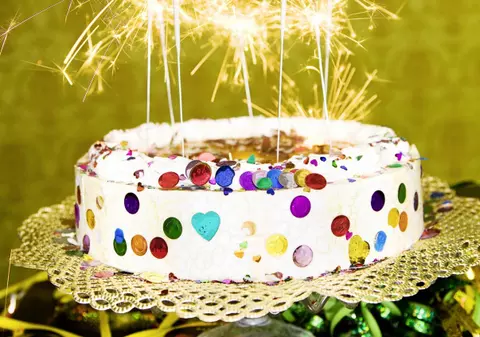 Coșmar pentru o tânără din Iași! Arsă pe față de artificiile de pe tort!