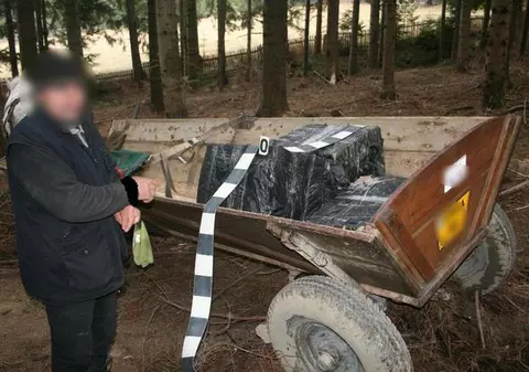 România, mereu surprinzătoare! Un sucevean făcea trafic cu ţigări în căruţă 