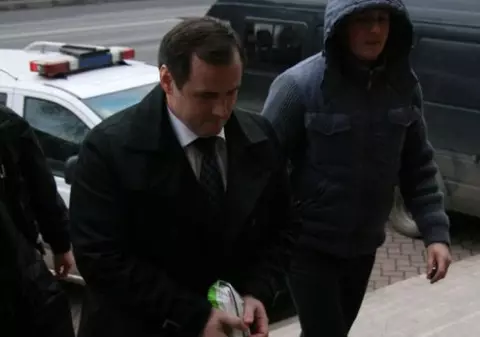 Luat direct de pe patul de spital şi extrădat în Austria, unde e cercetat pentru jaf