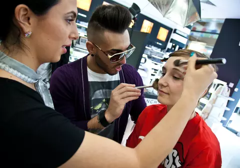 Alex Velea a dat lecţii de machiaj la mall