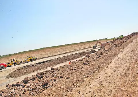 Guvernanţii au promis că pe Autostrada Bucureşti - Ploieşti vom putea circula din 15 mai / Deocamdată, pe aici se poate planta porumb!