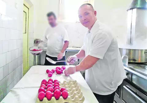 Un chinez le găteşte puşcăriaşilor de Paşte