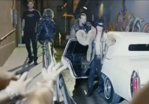 A înnebunit Tom Cruise? Nu l-ai văzut niciodată aşa: cu părul lung, cu unghiile vopsite, plin de bijuteri şi de blănuri! FOTO