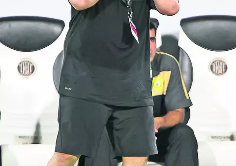 Diego Maradona s-a luat de Cosmin Olăroiu înaintea meciului direct de astăzi: «E obraznic şi nepoliticos»