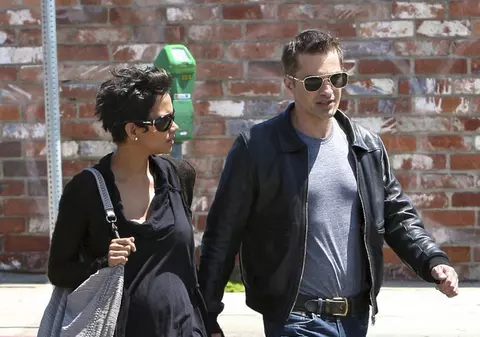 Halle Berry este gravidă? Uite fotografiile care o dau de gol! FOTO