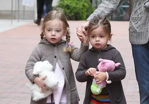 Sarah Jessica Parker, cu gemenele la plimbare. Vezi cât de drăguţe sunt fetiţele actriţei! FOTO