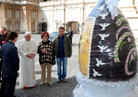 Papa Bendict al XVI-lea a primit un ou gigant de ciocolată | FOTO