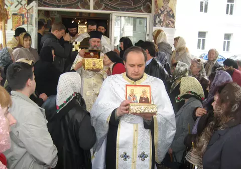 Procesiune cu moaşte în curtea Spitalului din Suceava de Izvorul Tămăduirii